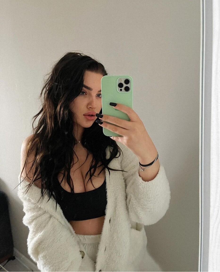 Viktoryia brian dating old lady