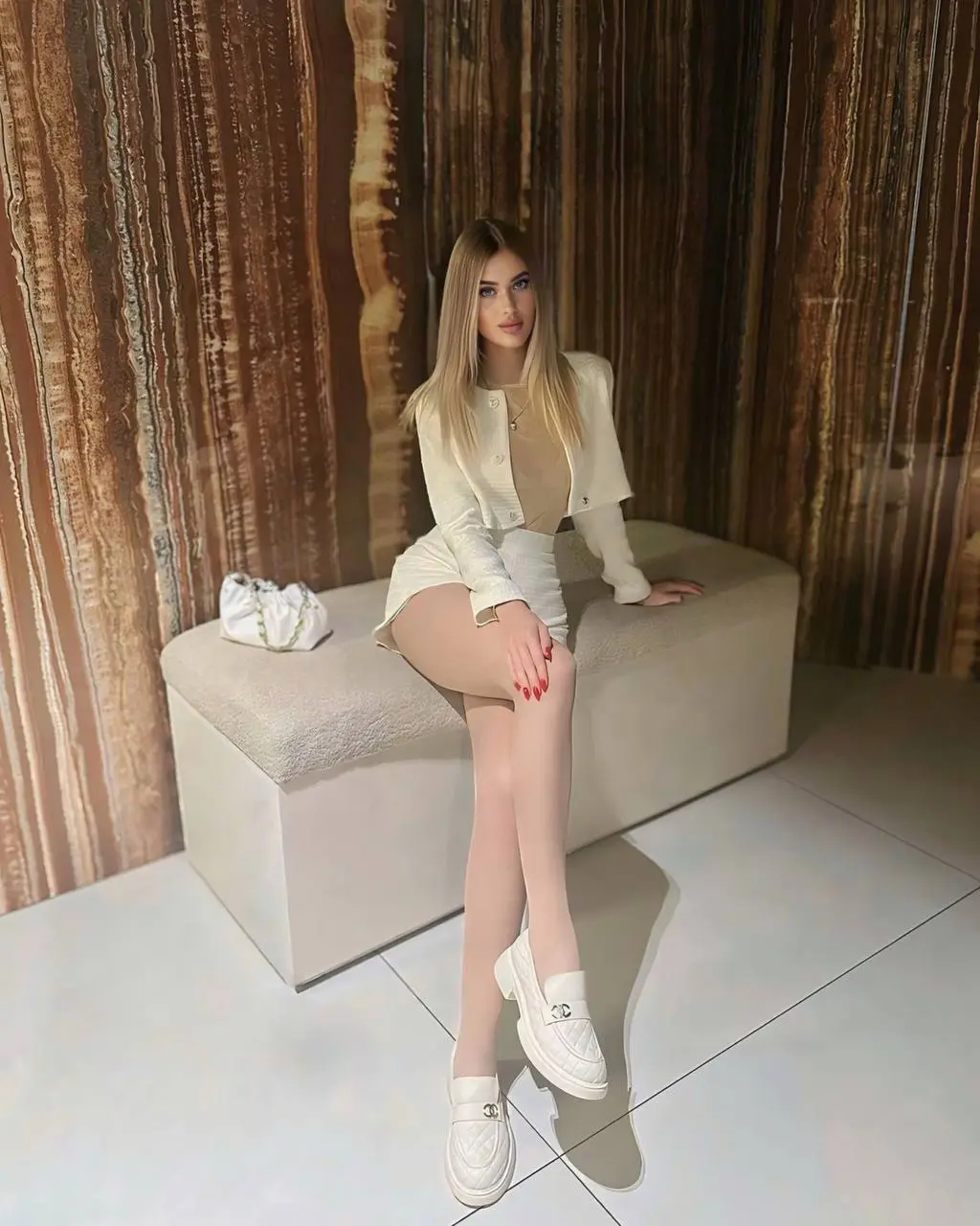 Diana dating a lady with a boyfriend