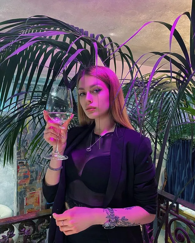 Anastasia dating a pregnant lady