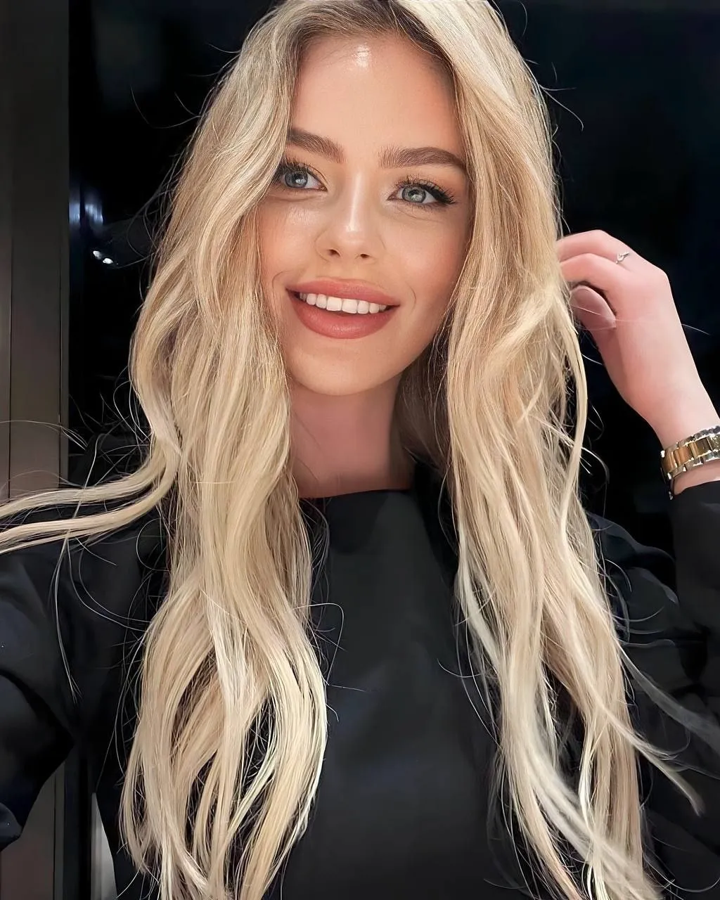 Anastasia dating quirky girl