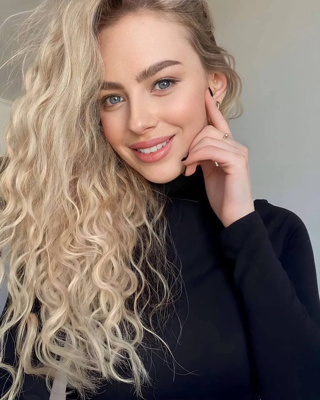 Anastasia dating quirky girl